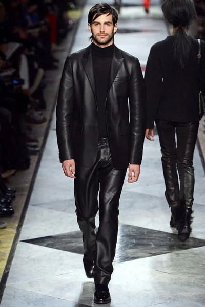 Look 15